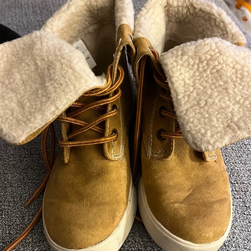 Women's Mudd size 6 beige suede lace up ankle boot.